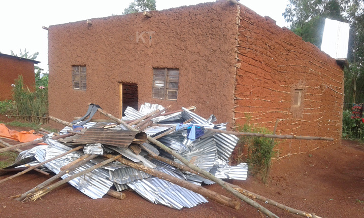 Bababajwe n'uko amabati yangiritse ku buryo atasubizwa ku nzu