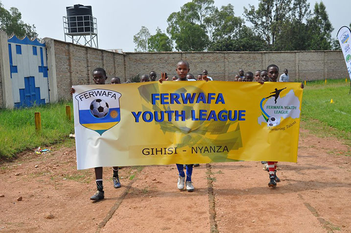 Gutangiza amarushanwa byaranzwe n'akarasisi k'abana.