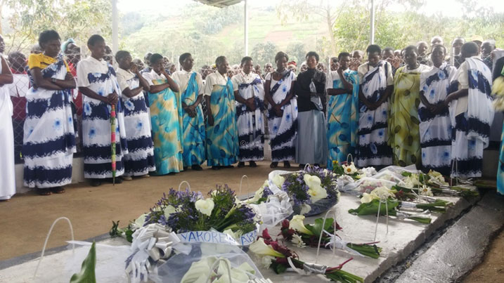 Babanje gushyira indabo ku Rwibutso rwa Jenoside rwa Rusarabuye rushyinguyemo imibiri 67.