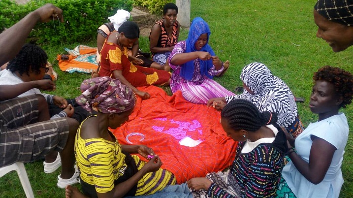 Babanje kwiga uko batunganya ibikapu n'imitako mu masaro