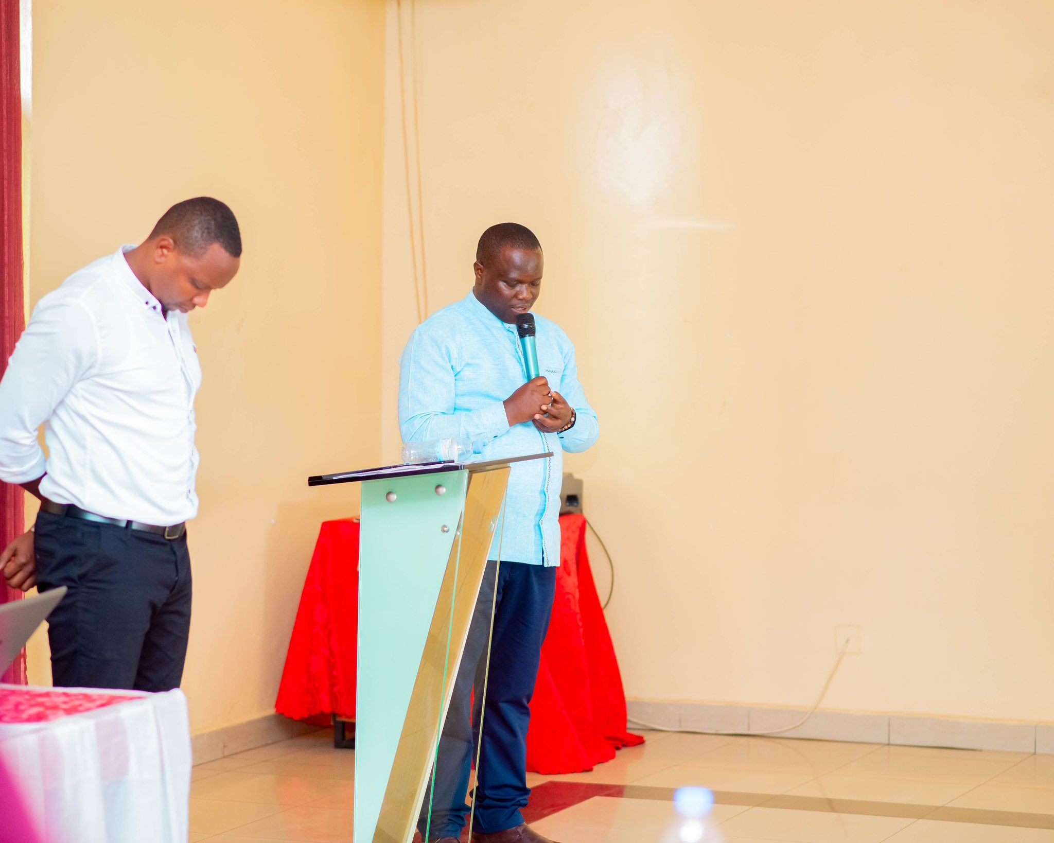 Babanje kwiragiza Imana mbere yo gutangira inama