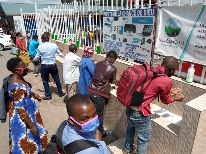 Abinjira muri gare babanza gukaraba intoki