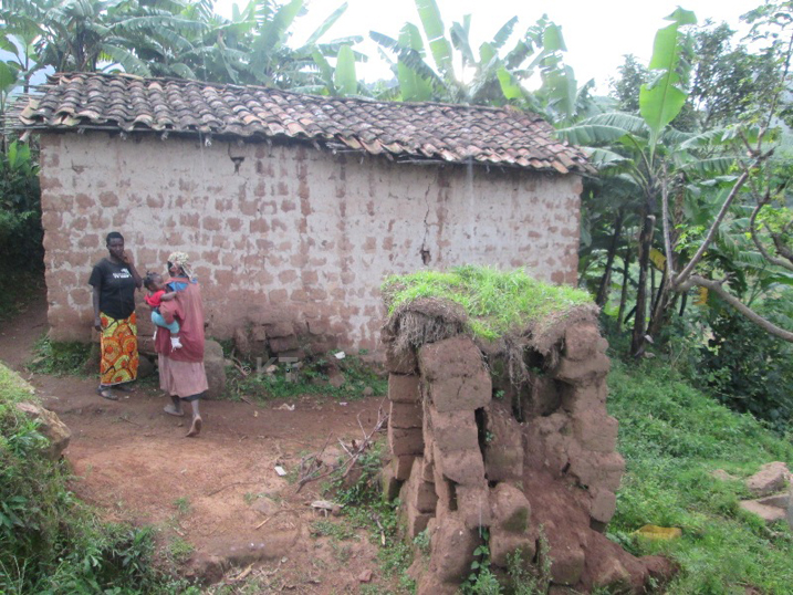 Babumbiwe amatafari muri 2013 bagiye kubakirwa ariko n'ubu yamaze kwangirika