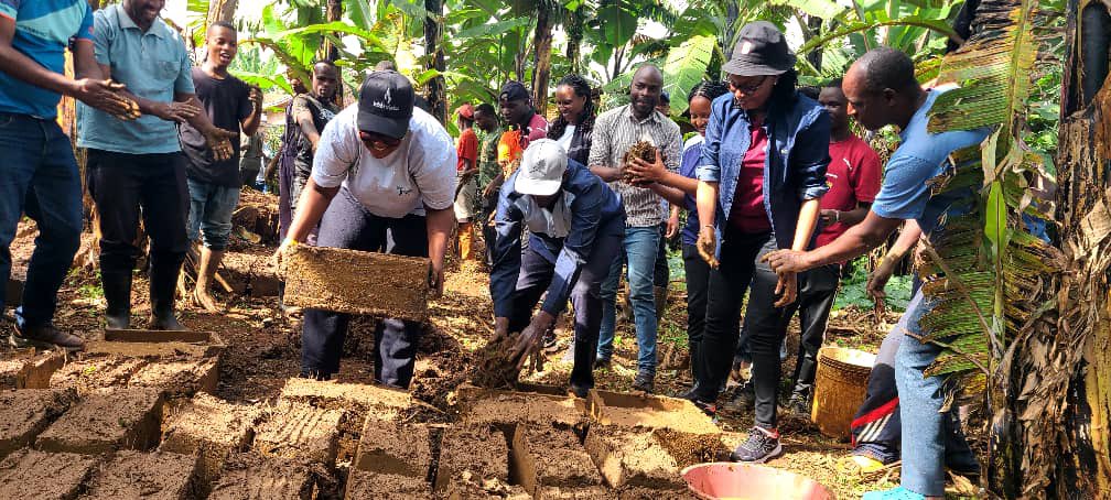 Babumbye amatafari yo kubakira abatishoboye