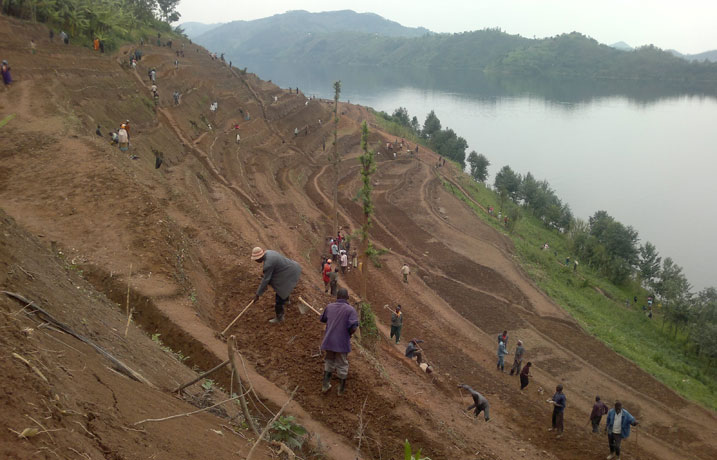 Babungabunga ikiyaga cya Burera ndetse n'inkengero zacyo basiza amaterasi ndinganire bakayashyiraho imirwanyasuri.