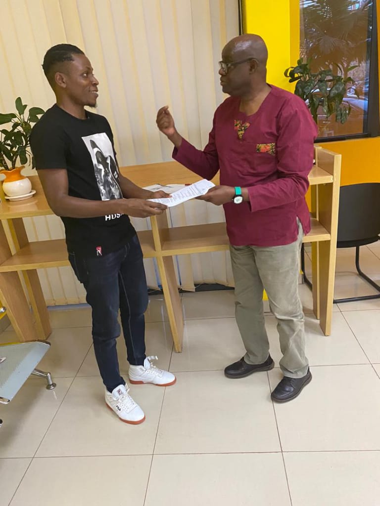 Samson Babuwa na Visi Perezida wa Kiyovu Ntarindwa Thedore, nyuma yo gusinya amasezerano