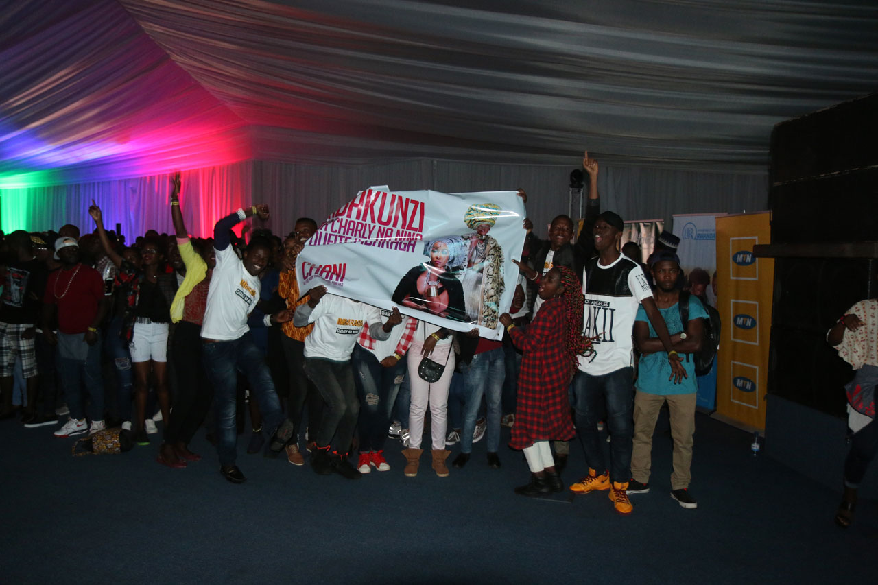 Abafana bari baje bitwaje ibyapa byo gushyigikira Charly na Nina