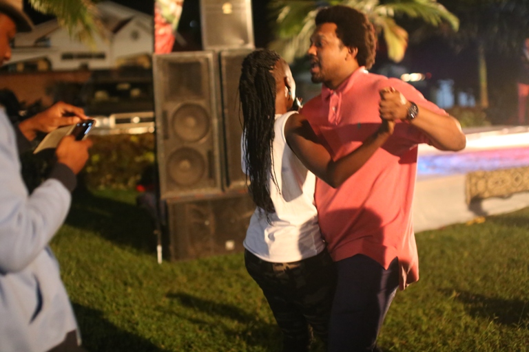 Nina yavuye ku rubyiniro ajya kubyinana n'abafana