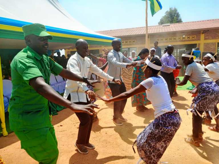 Bacinye n'umudiho bishimira ibyo bamaze kugeraho