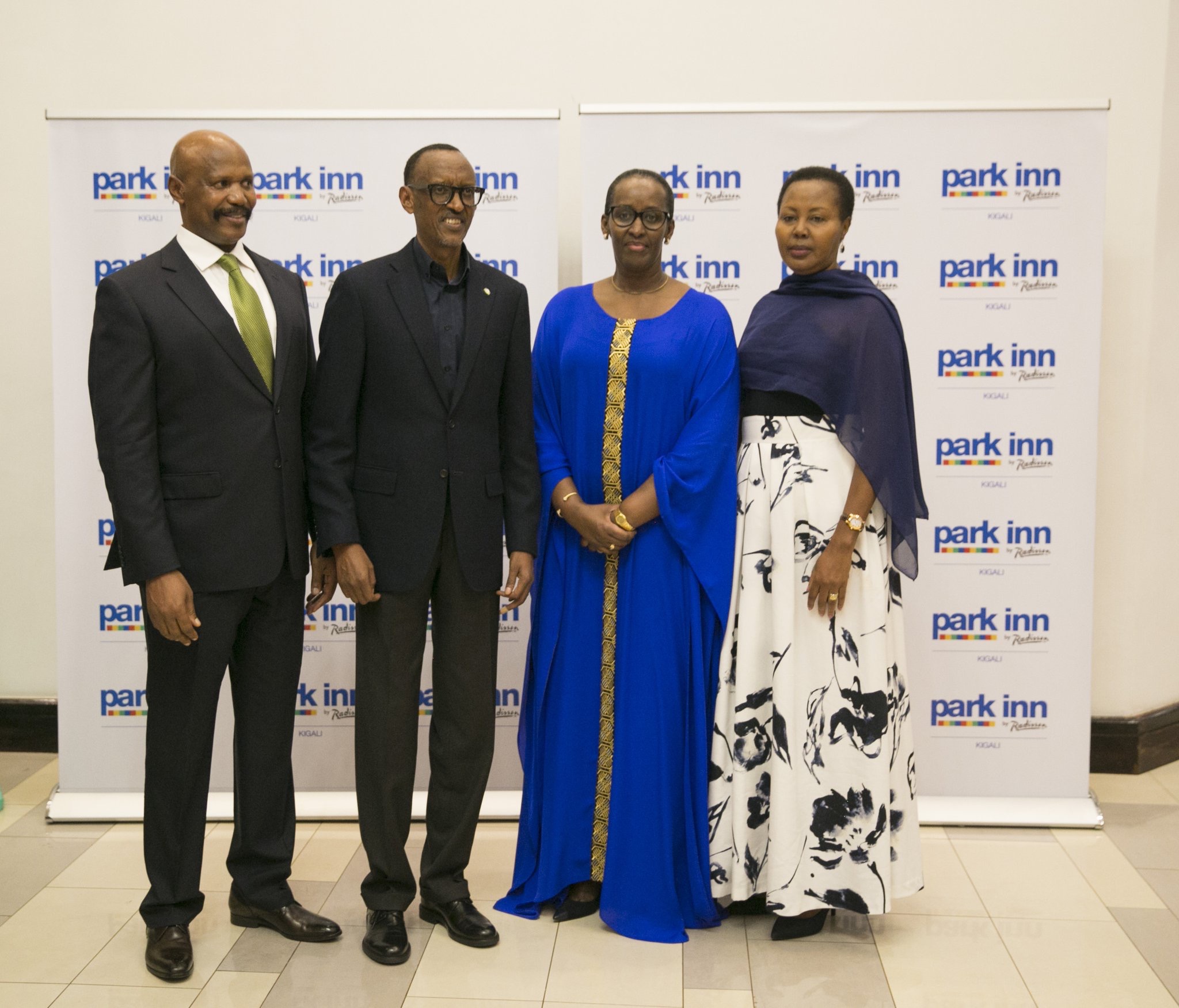 Perezida Kagame na Madame Jeannette Kagame yafashe ifoto y'urwibutso na Mugisha n'umugore we