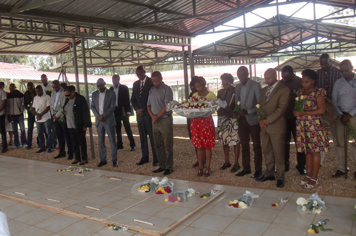 Bafashe umunota wo kuzirikana abashyinguye muri uru rwibutso.