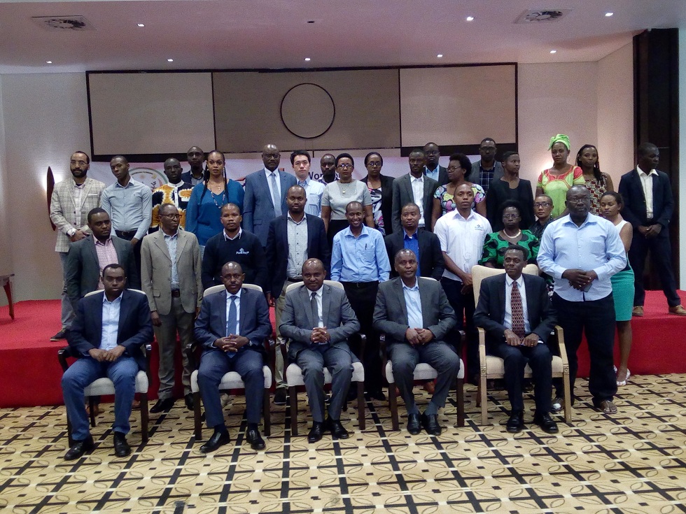 Bamwe mu bitabiriye umuhango wo gushyira umukono kuri ayo masezerano bafashe ifoto y'urwibutso