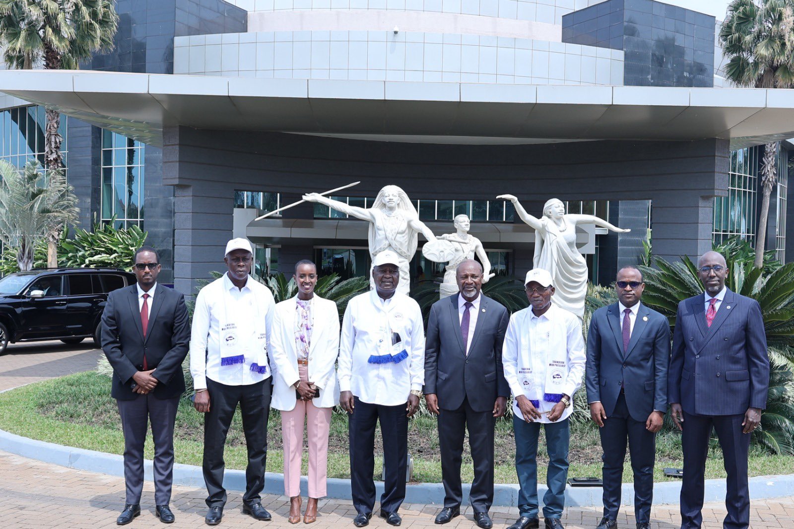 Bafashe ifoto y'urwibutso ku cyicaro cya FPR-Inkotanyi