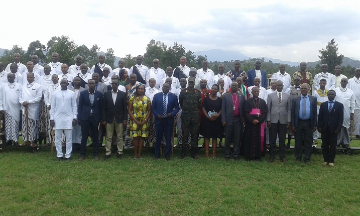 Bafashe ifoto y'urwibutso n'abayobozi banyuranye bitabiriye uwo muhango