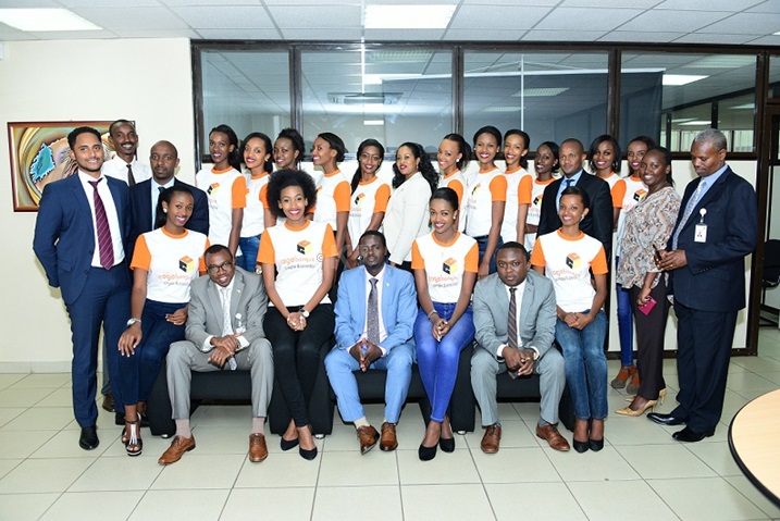 Bafashe iifoto y'urwibutso hmwe n'abayobozi ba COGEBANQUE.