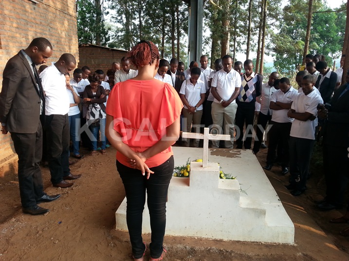 Bafashe umunota wo kwibuka.