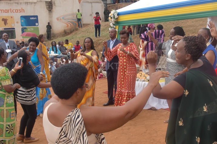 Bafashe umwanya wo gucinya akadiho bishimira umunsi wo kwibohora.