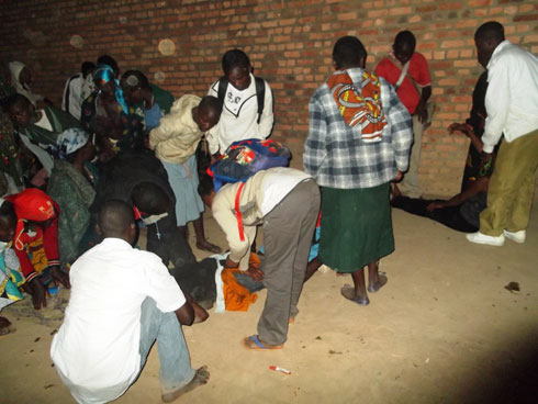 Banze kubajyana kwa muganga ahubwo babaryamisha hasi barabasengera.