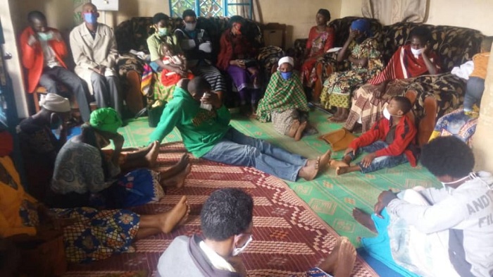 Abantu 23 bafashwe basengera mu rugo rw