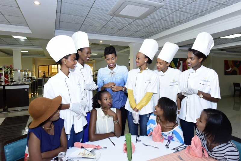 Basa nk'abishimisha, abakobwa bafata n'amasomo mu byo guteka no gutegura ameza