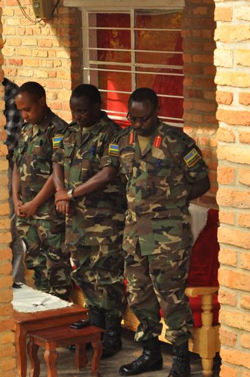 Bafashe n'umunota umwe wo kwibuka abazize Jenoside yakorewe Abatutsi.