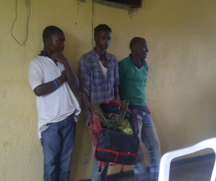 Abasore babiri (babanza ibumoso) bibye urumogi mugenzi wabo (wambaye icyatsi) nyuma yo kubura amafaranga yo kurugura.