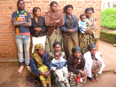 Bavuga ko batinye kurara muri Congo kandi umupaka wari wafunze bahitamo guca mu mazi.