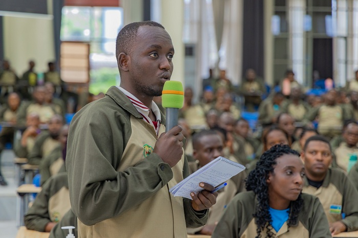 Bagiye babaza ibibazo binyuranye