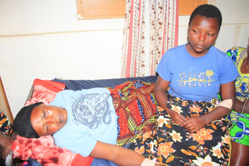 Baribaza aho bazajya niboroherwa kuko inzu yabo yasenyutse.