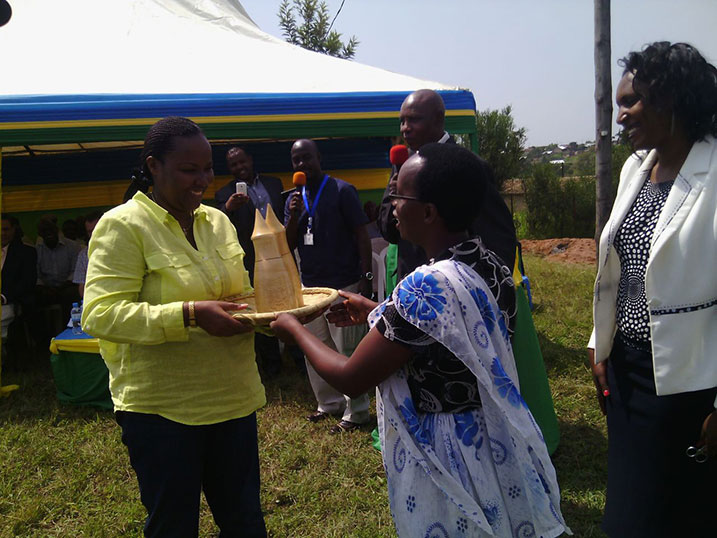 Minisitiri Mukeshimana yahawe impano y'amata.