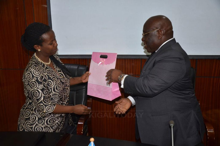 Abaminisitiri bahanye impano