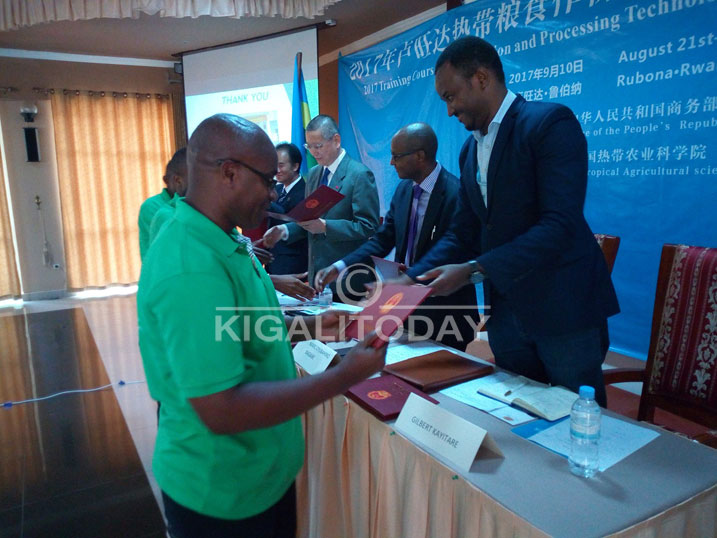 Bahawe impamyabumenyi nyuma y'amahugurwa