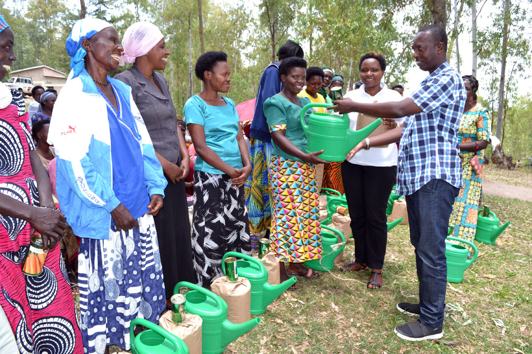 Banahawe ibikoresho byo kuhira kugira ngo imboga bazahinga zitazuma