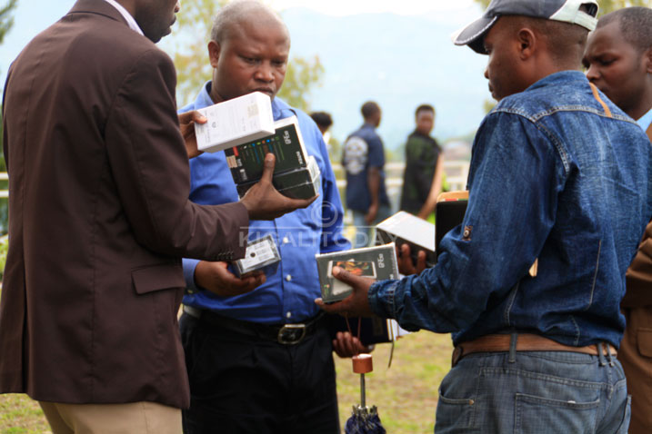 bahawe telefone ariko ntibizeye kuzifashisha kubera kutagira amashanyarazi