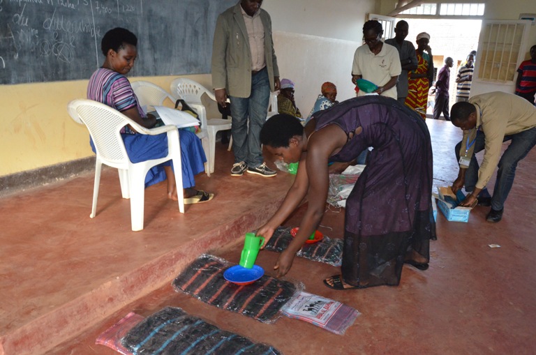 Bahawe ibikoresho birimo ibiringiti, ibikombe n