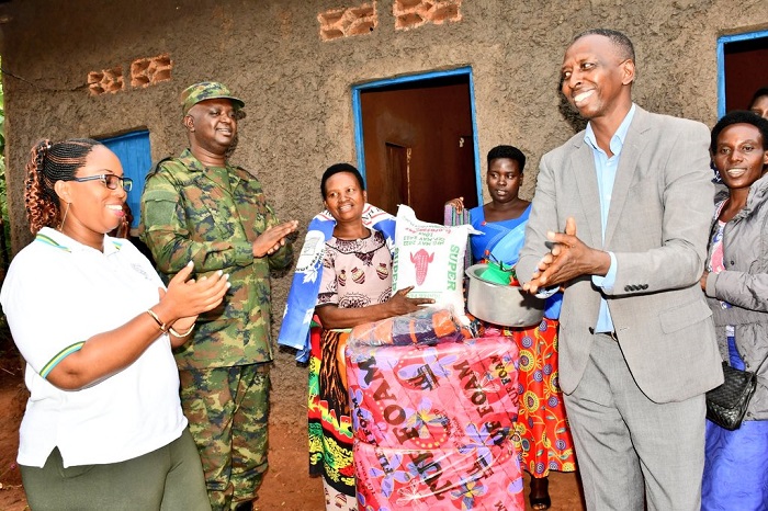 Bahawe ibikoresho birimo ibiryamirwa, amasafuriya, ibiribwa ndetse n'iby'isuku