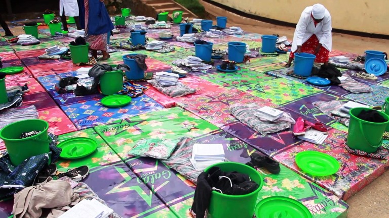 Aba banyeshuri bafashijwe kubona ibikoresho by'ibanze