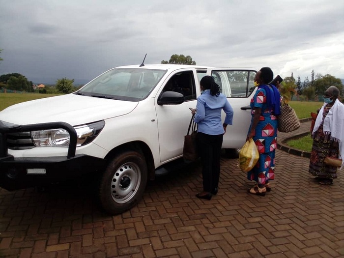 Bahawe imodoka ibageza mu miryango yabo