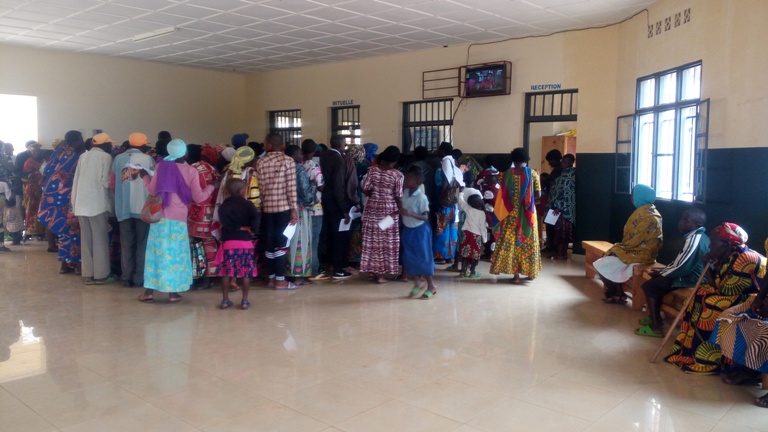 Ku kigo nderabuzima cya Mukura, abaganga n'abaforomo bo kuri CHUB bavuye abarwayi basaga 300