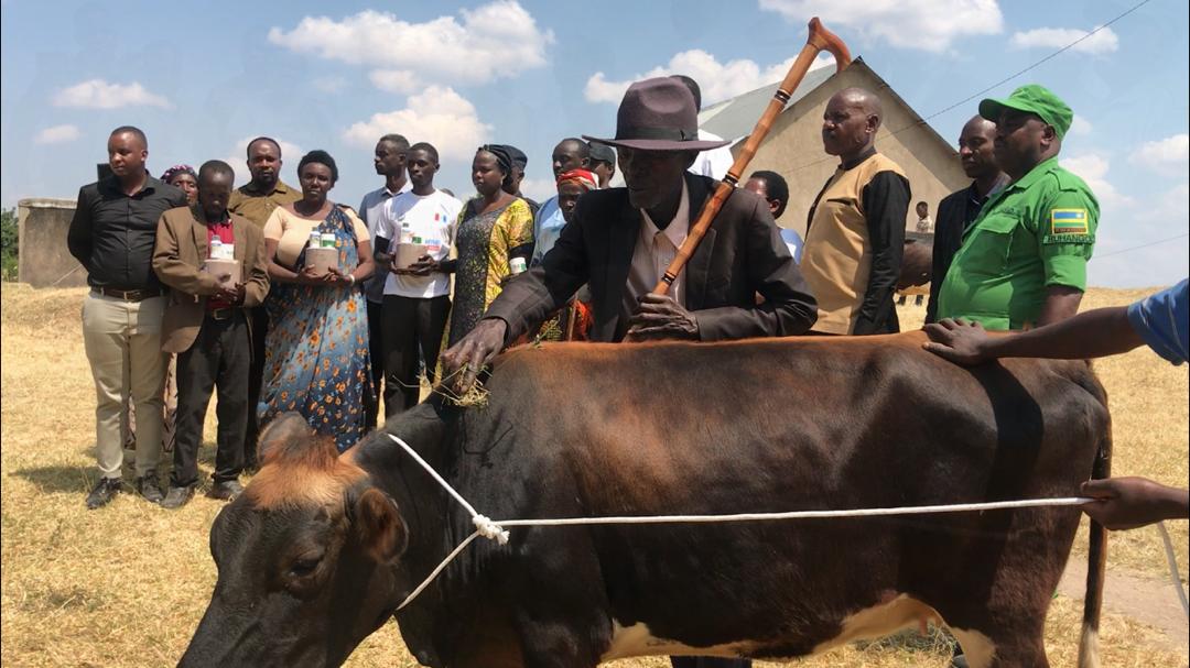 Bahawe inka n'ibikoresho by'ibanze byo kuzitaho