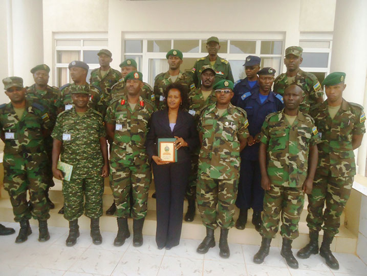 Bahaye impano ubuyobozi bw'Akarere ka Rwamagana.