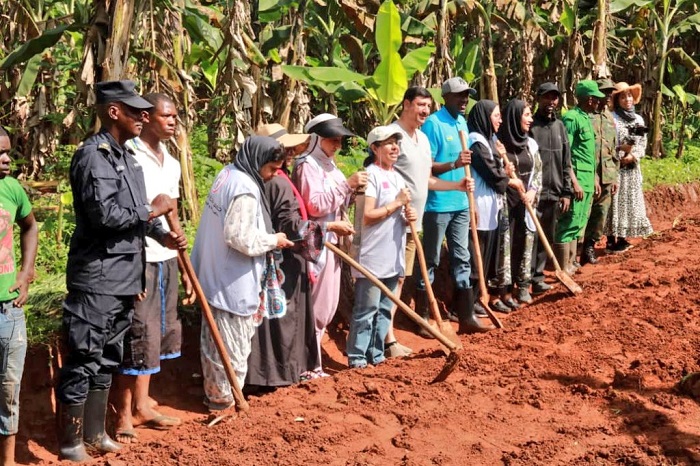 Abaturage ba Bahrain bishimiye gukorera umuganda mu Rwanda