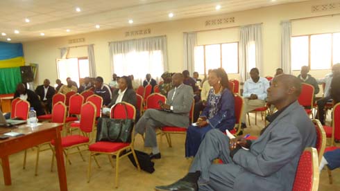 Abo mu karere ka Rulindo bahuye ngo barebere hamwe aho igikorwa cyo kugeza amazi ku baturage kigeze.