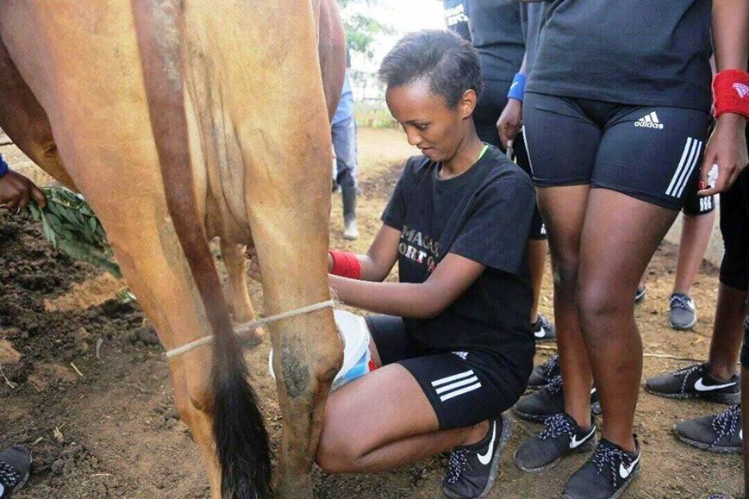 Abakobwa bakamiye mu tudobo benshi barabinenga