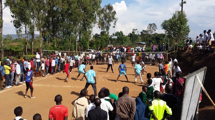 Mu gusabana n'Ingabo z'Igihugu, bakinnye umukino w'amaboko (Volley Ball).