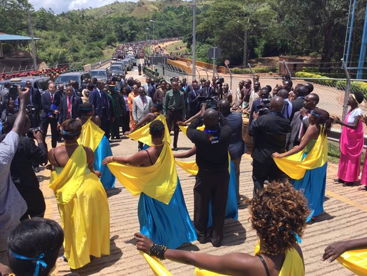 Perezida Magufuli na Madamu we bakiriwe mu njyana y'Umuco Nyarwanda.