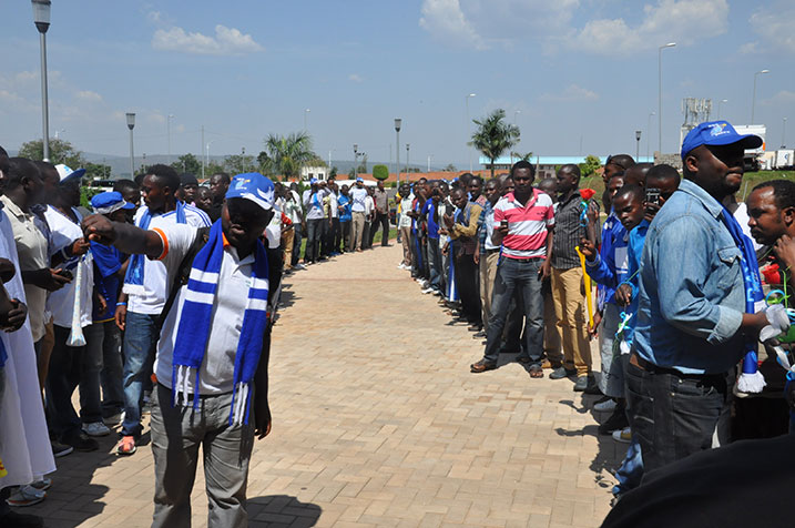 Bakoze imirongo ibiri basiga inzira abakinnyi bari bunyuremo.