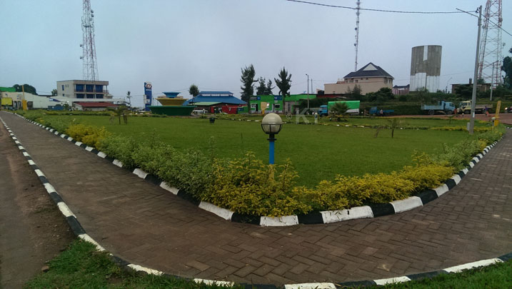 Bakoze isuku mu busitani bw'Umujyi wa Byumba.