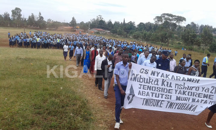 bakoze urugendo rwo kwibuka bava ku Rwibutso rwa Jenoside rwa Nyakarambi bajya mu biganiro byatangiwe ku ishuri.