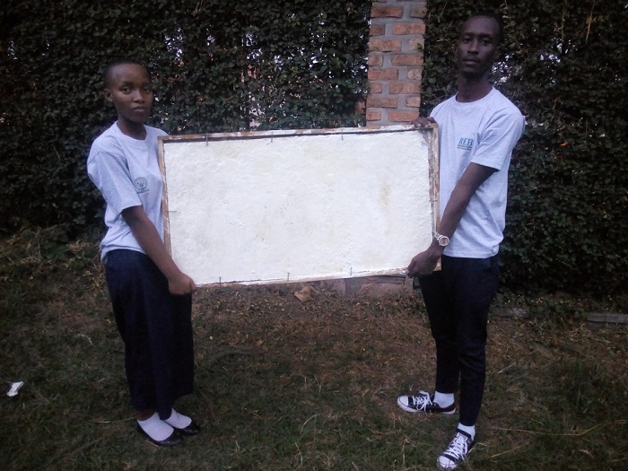 Bakoze ikibaho mu mpapuro ubundi zajugunywaga cyangwa zigatwikwa